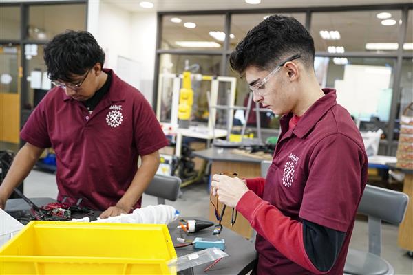 ENGINEERING RELATED TECHNOLOGY students working in lab
